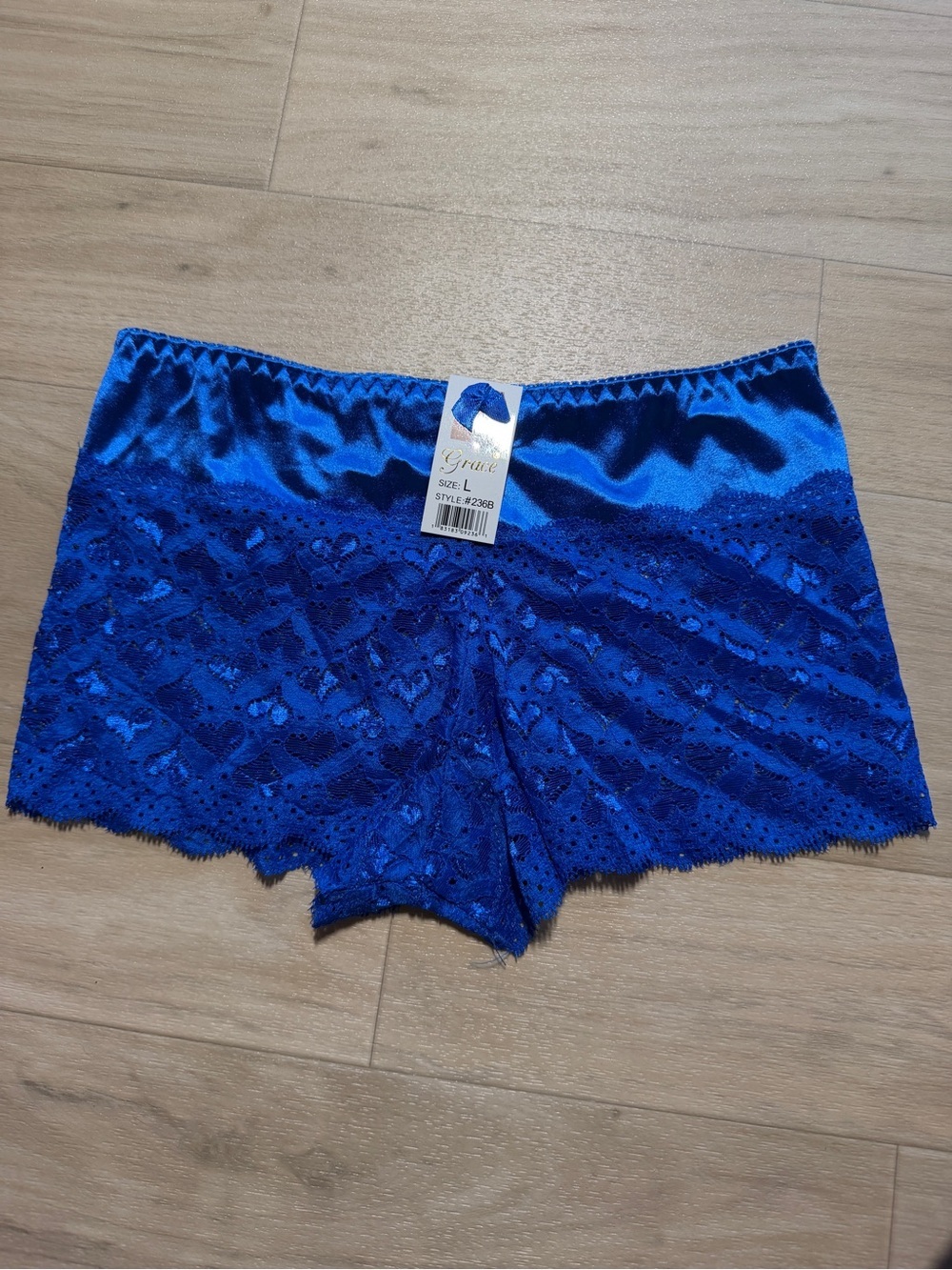 NWT Vintage Y2K Deadstock Heart Lace Satin Booty Shorts Size S/M
